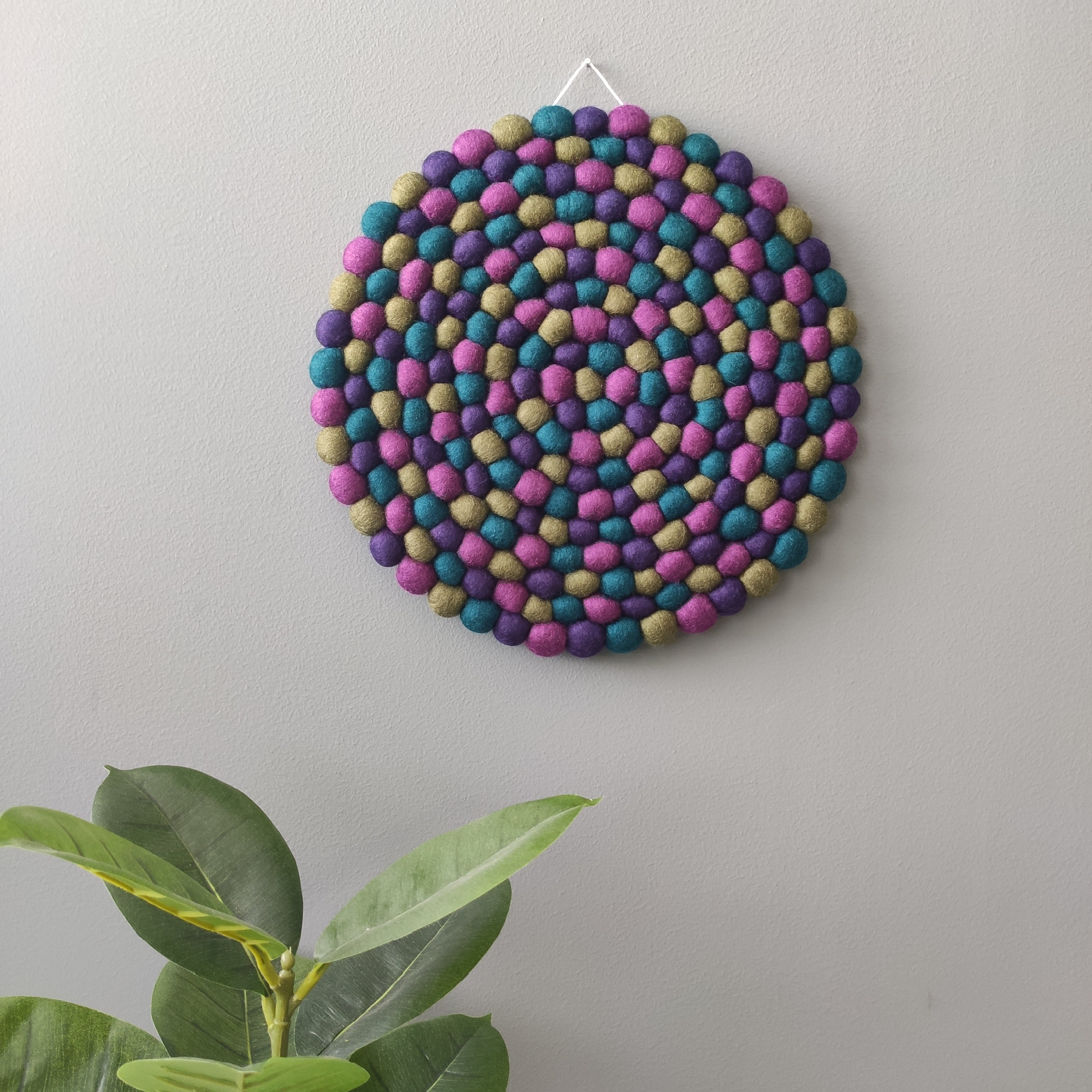 Tapisserie Murale Velours – détail des pompons en laine mérinos aux teintes sombres veloutées – CELAINEDECO