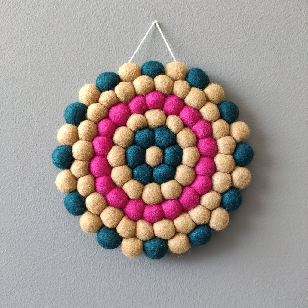 Tapisserie murale Vintage Bloom ronde beige dune, rose fuchsia et bleu pétrole sur un mur gris – CELAINEDECO