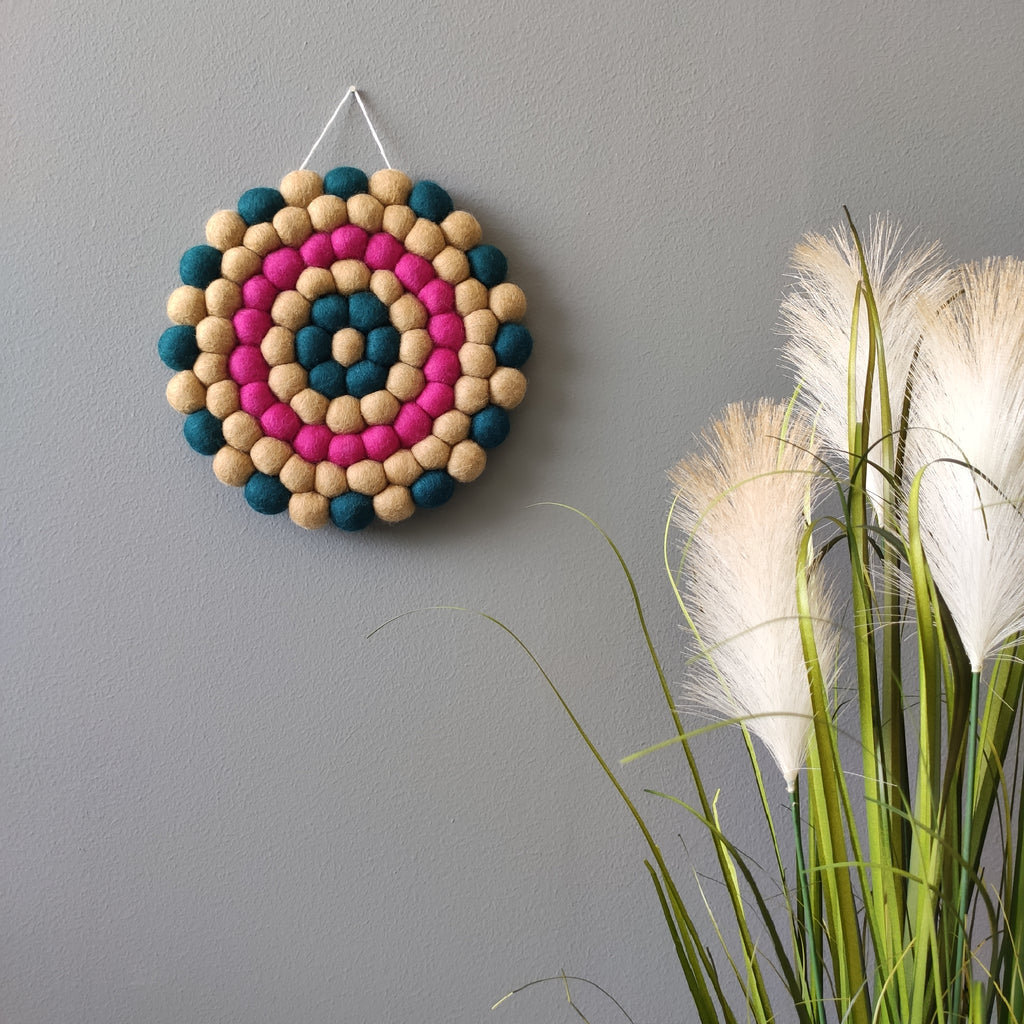 Tapisserie murale Vintage Bloom suspendue sur un mur gris avec une plante – CELAINEDECO