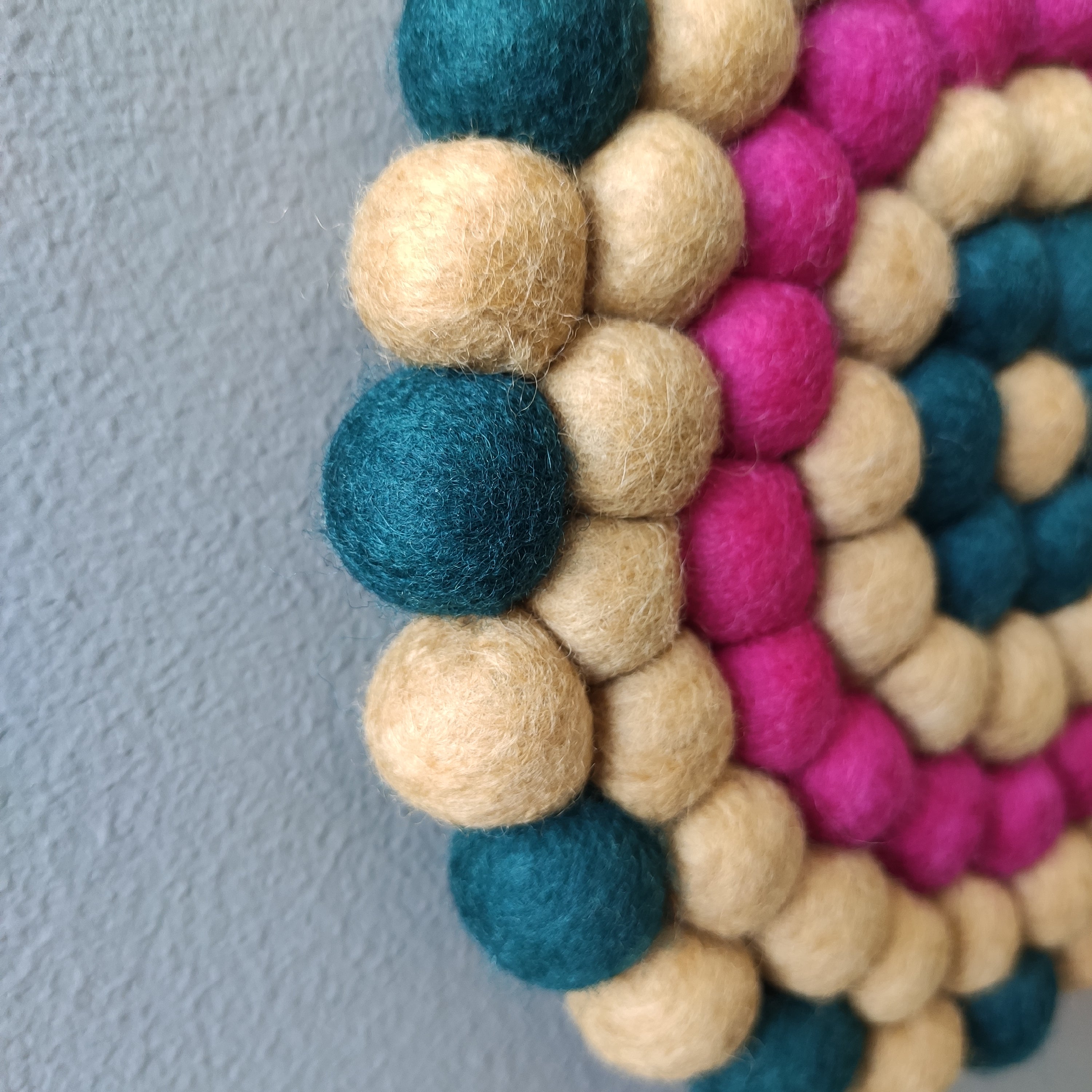 Tapisserie murale Vintage Bloom, détail du tissage artisanal en laine Mérinos beige, fuchsia et bleu pétrole – CELAINEDECO