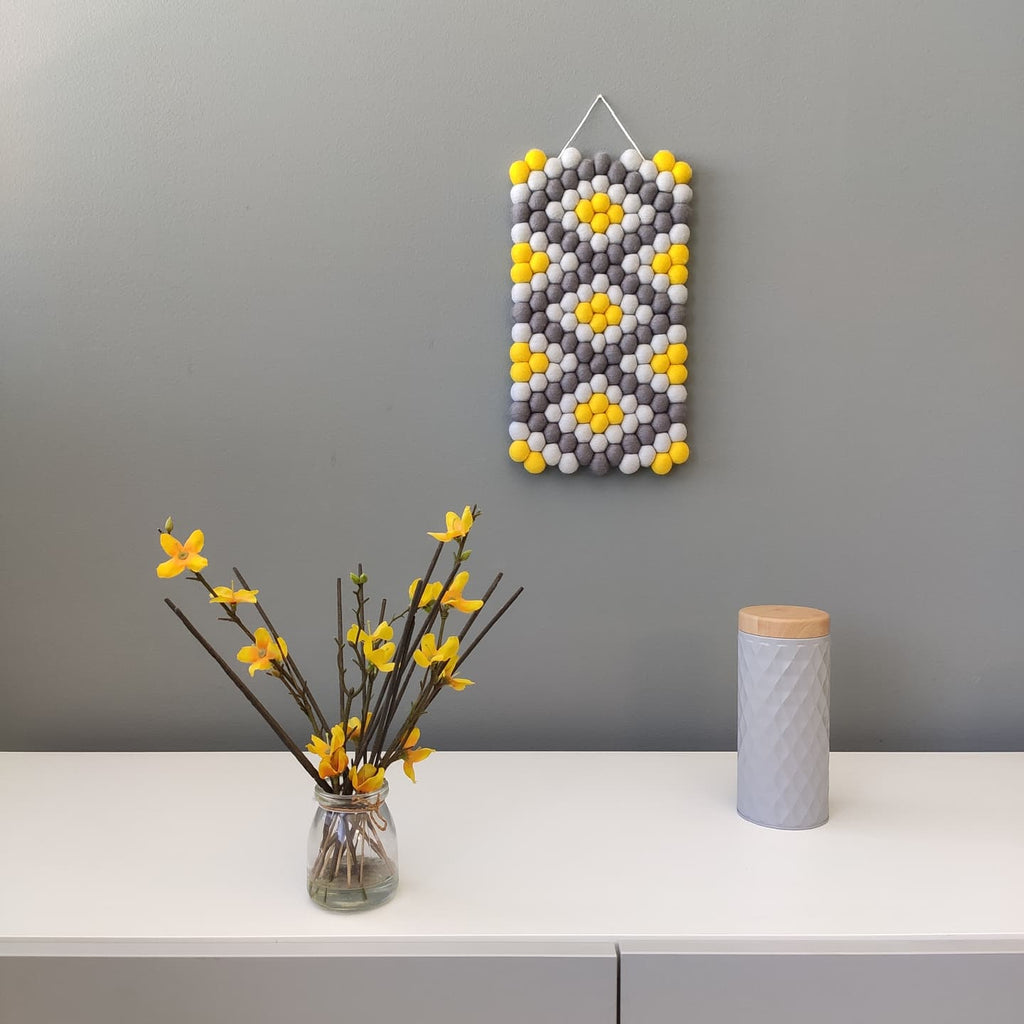 Tapisserie murale Zeste faite main jaune citron et gris au-dessus d'une commode avec fleurs – décoration murale géométrique – CELAINEDECO