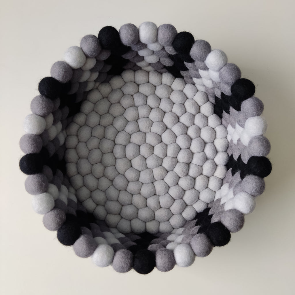 Panier en feutre Graphite & Perle – vue du dessus, motif géométrique en pompons laine mérinos – CELAINEDECO