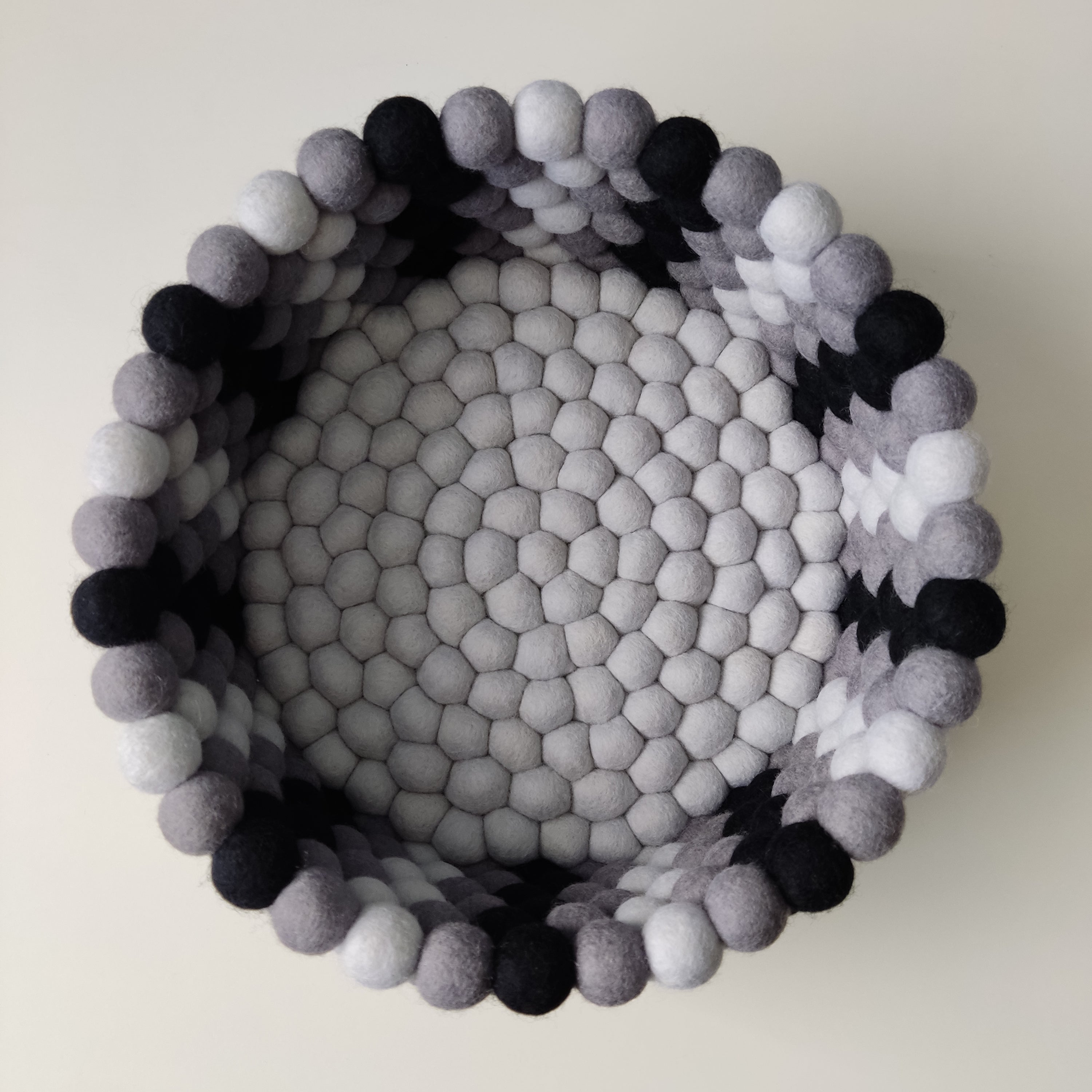 Panier en feutre Graphite & Perle – vue du dessus, motif géométrique en pompons laine mérinos – CELAINEDECO