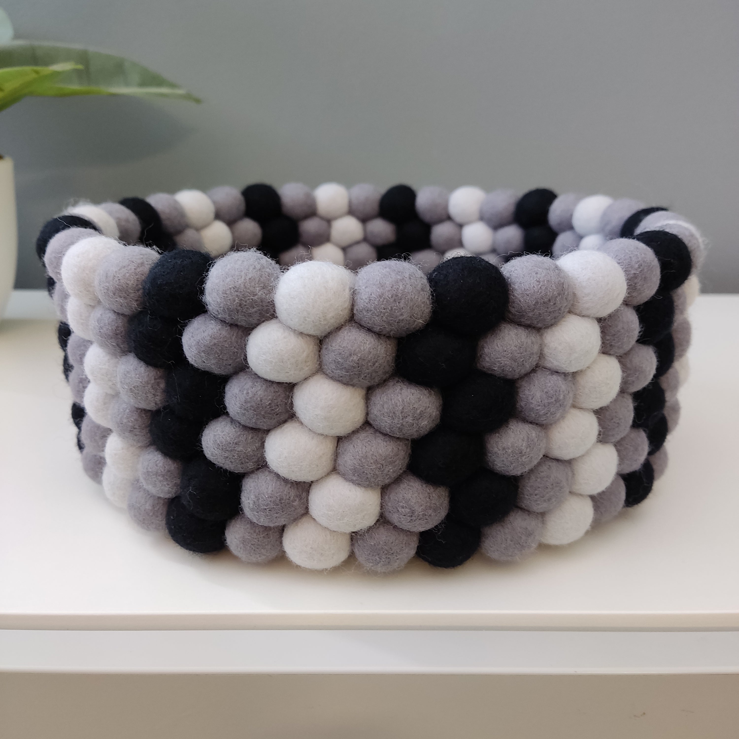 Panier en feutre Graphite & Perle – détail texture pompons laine mérinos fait main – CELAINEDECO