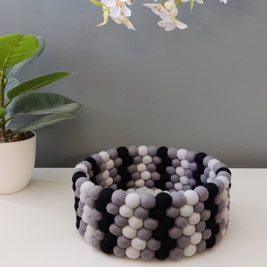Panier en feutre Graphite & Perle – vue de face, pompons laine mérinos noir graphite gris fumé et gris perle – CELAINEDECO
