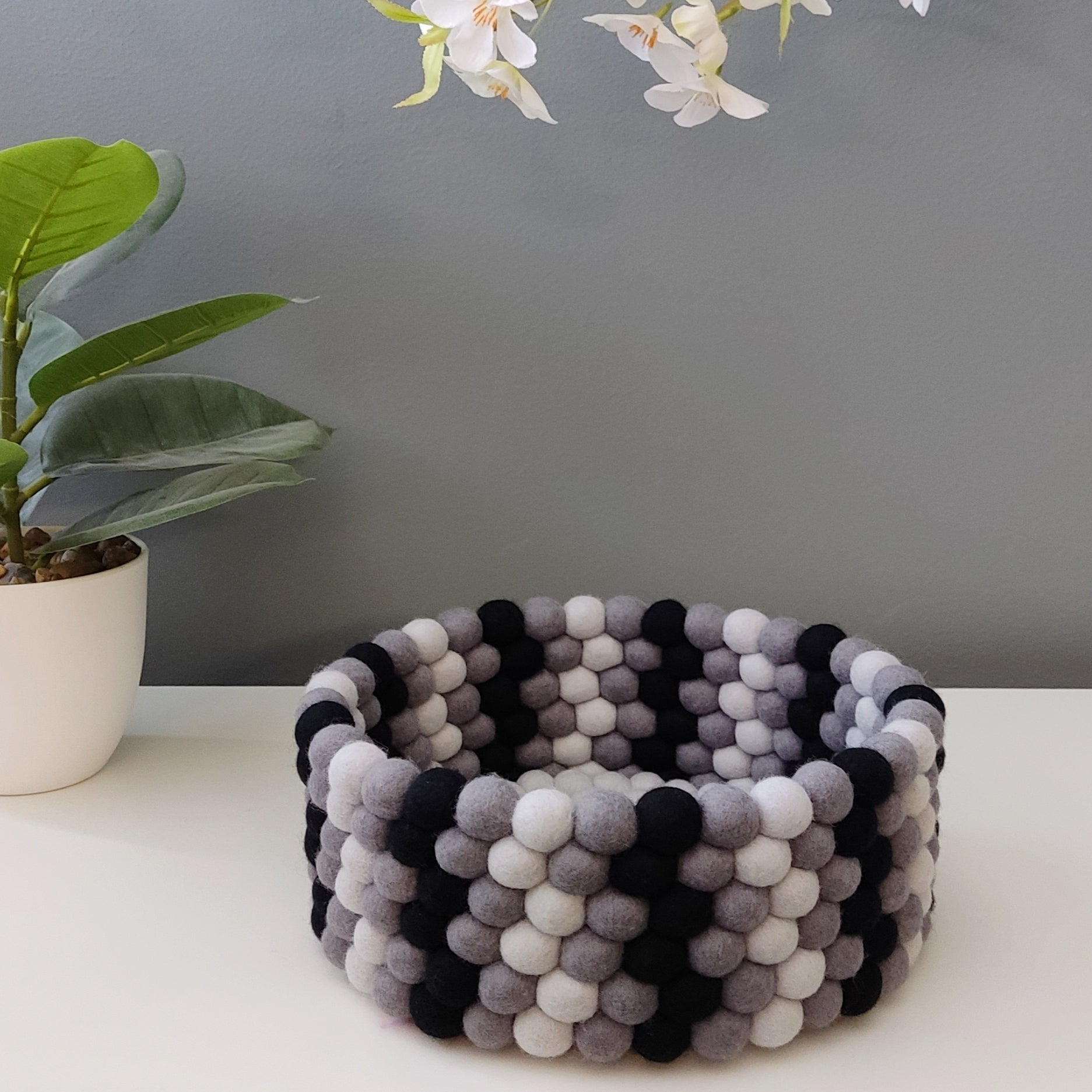 Panier en feutre Graphite & Perle – vue de face, pompons laine mérinos noir graphite gris fumé et gris perle – CELAINEDECO