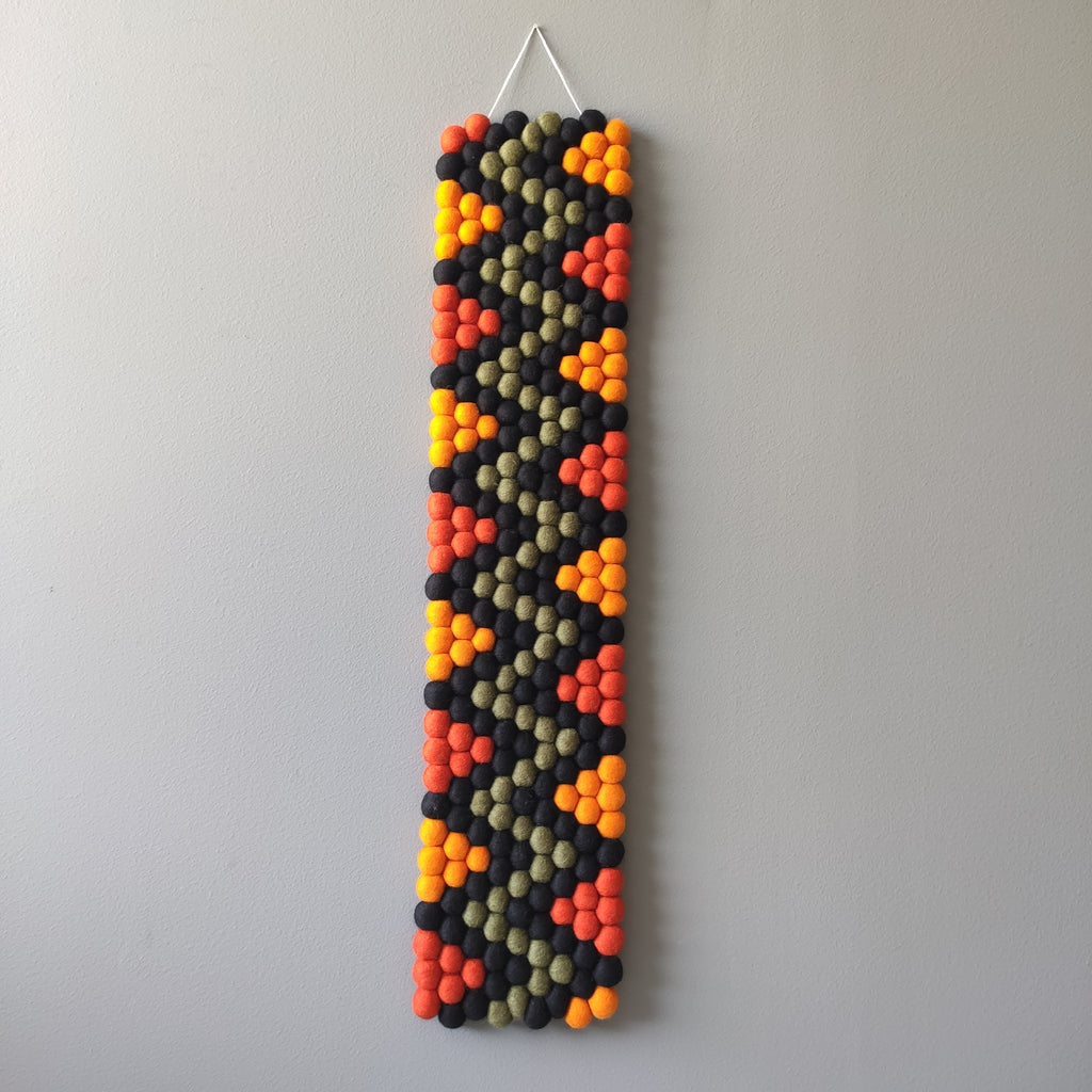 Tapisserie murale Masaï en laine Mérinos – motif zigzag ethnique noir graphite, orange mandarine, marigold et vert olive – CELAINEDECO