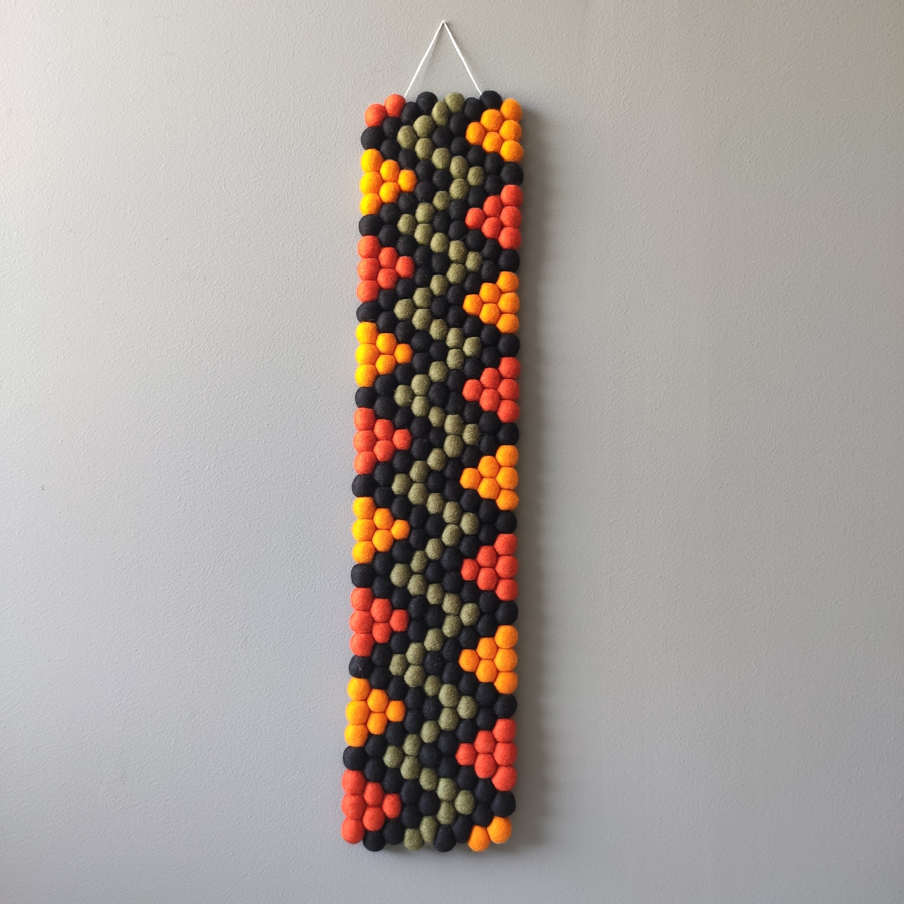 Tapisserie murale Masaï en laine Mérinos – motif zigzag ethnique noir graphite, orange mandarine, marigold et vert olive – CELAINEDECO