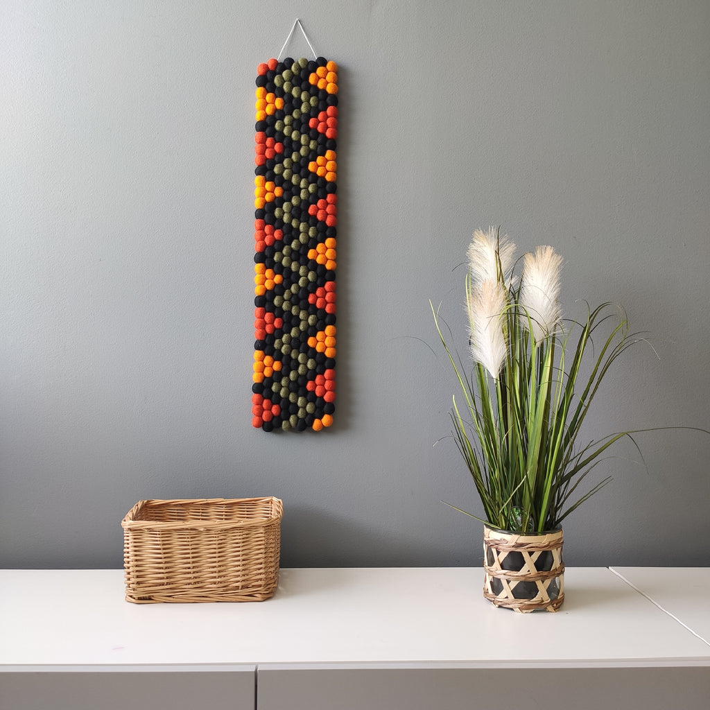 Tapisserie murale Masaï – vue déco pompons feutrés 100 % laine Mérinos fait main en France – CELAINEDECO