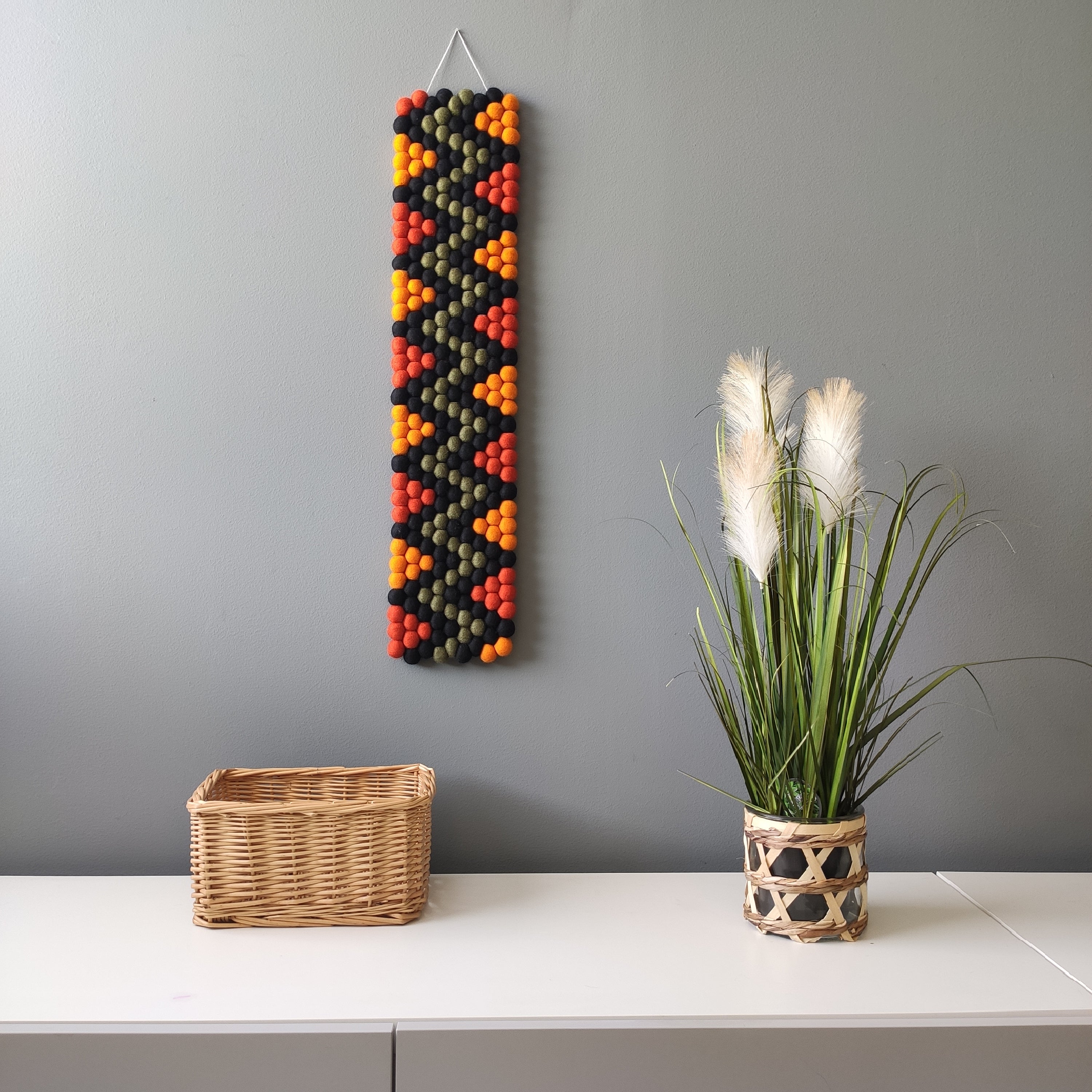 Tapisserie murale Masaï – vue déco pompons feutrés 100 % laine Mérinos fait main en France – CELAINEDECO