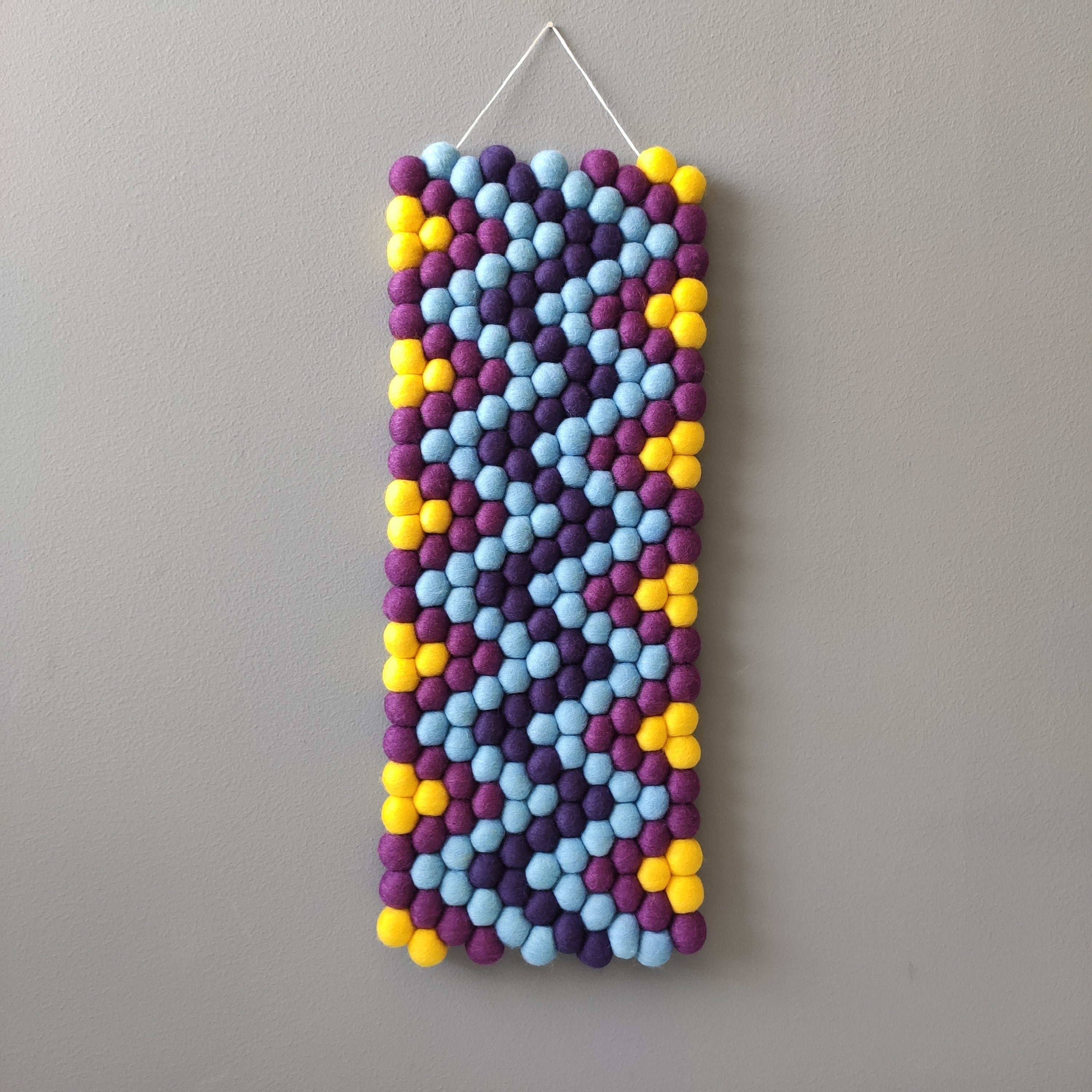 Tapisserie murale Vibrato en laine Mérinos – motif zigzag jaune citron, violine, violet myrtille et bleu ciel – CELAINEDECO
