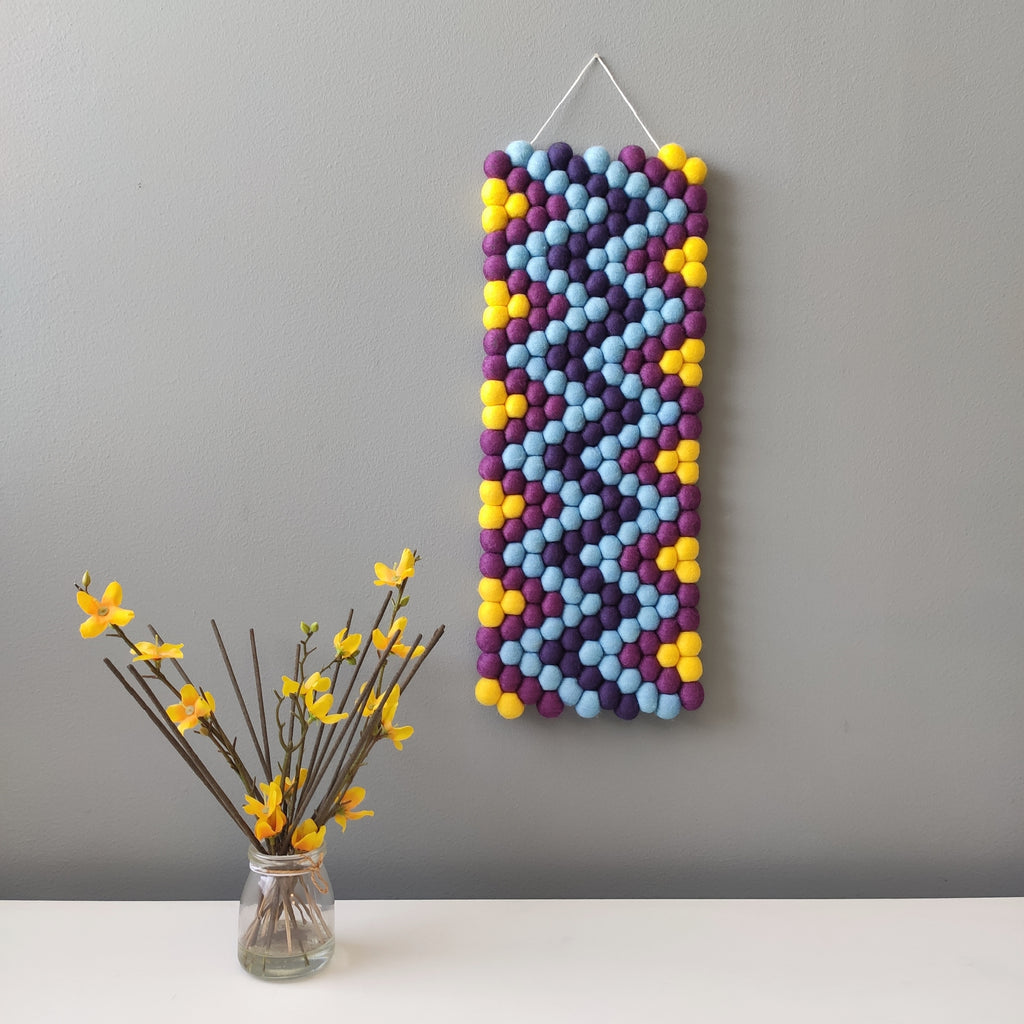 Tapisserie murale Vibrato – vue de face composition géométrique zigzag pompons feutrés fait main – CELAINEDECO