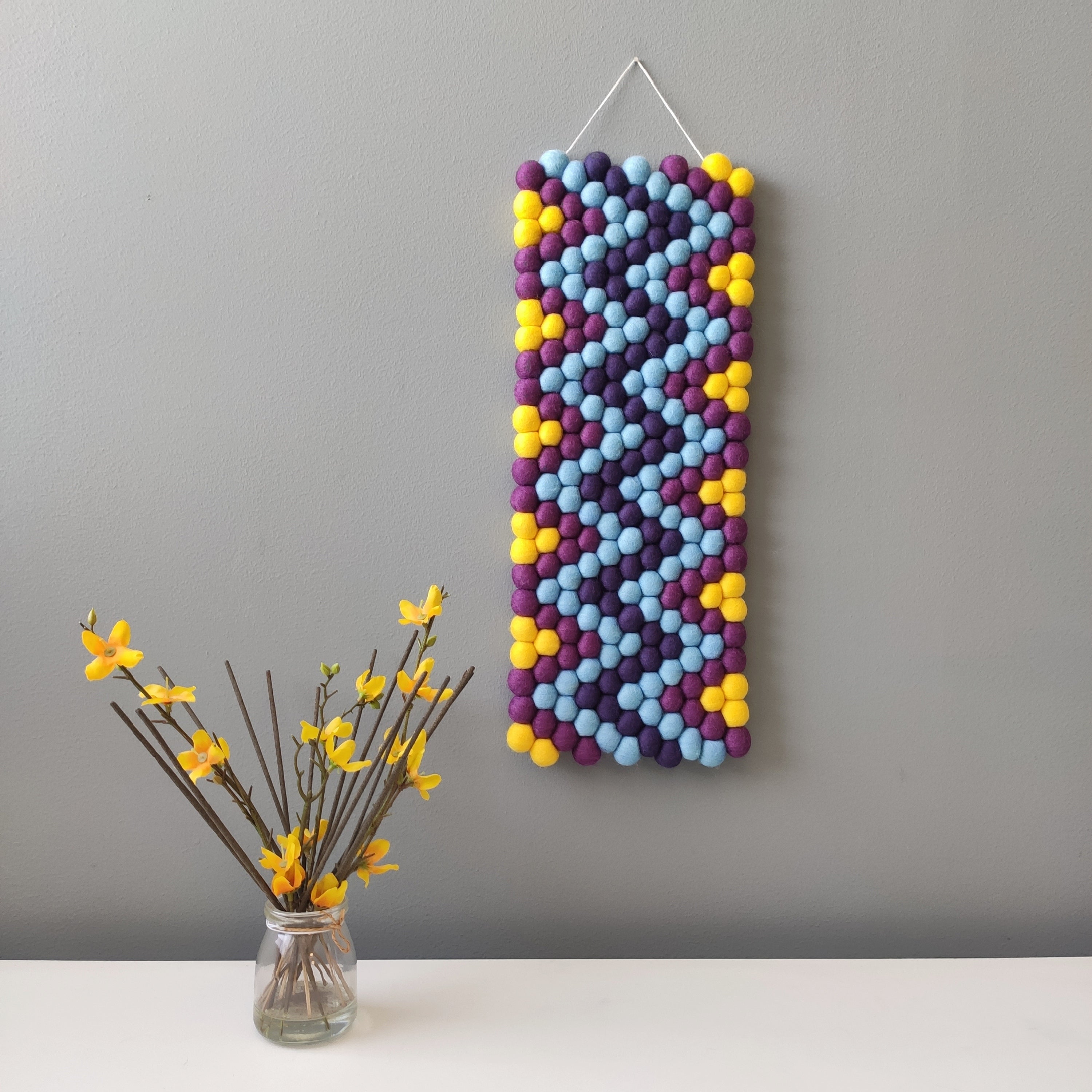 Tapisserie murale Vibrato – vue de face composition géométrique zigzag pompons feutrés fait main – CELAINEDECO